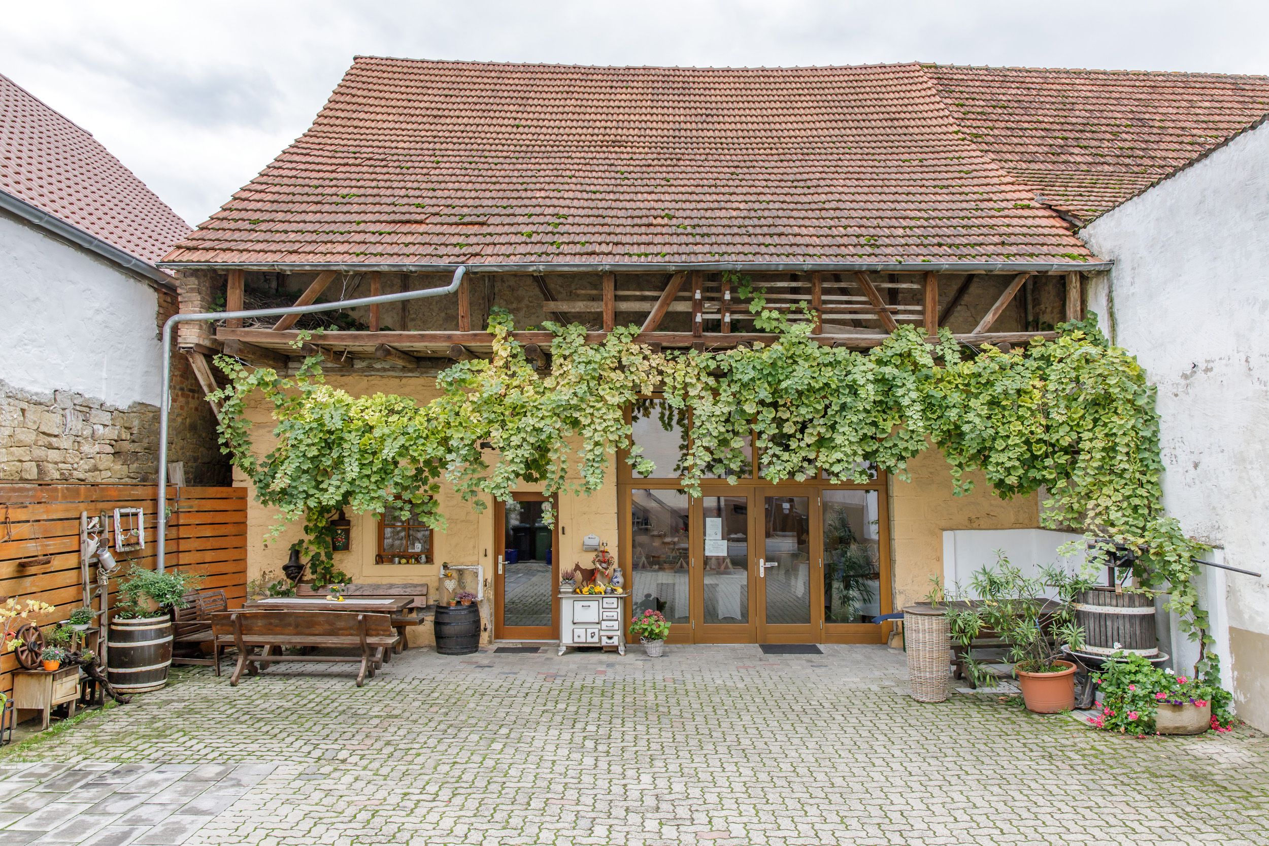 Besenwirtschaft zum Geißenpeter – Außenansicht mit Weinreben